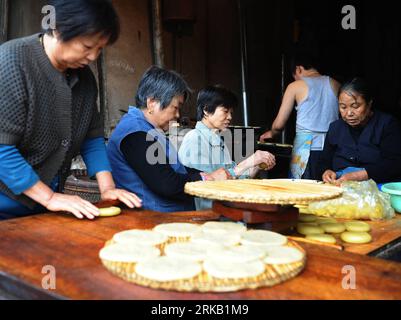 Bildnummer: 54445048 Datum: 19.09.2010 Copyright: imago/Xinhua (100920) -- PINGYAO, 20. September 2010 (Xinhua) -- Herstellung traditioneller Mondkuchen in der antiken Stadt Pingyao, nordchinesische Provinz Shanxi, 19. September 2010. Die Mondkuchen aus Mehl, Sojabohnenöl, Sesam und Zucker sind beliebt beim chinesischen traditionellen Mid-Autumn Festival, das am 15. Tag des achten Monats des chinesischen Mondkalenders, dem 22. September dieses Jahres, stattfindet. (Xinhua/Yan Yan) (LB) CHINA-SHANXI-PINGYAO-HANDMADE MOON CAKE-MID-HERBSTFESTIVAL (CN) PUBLICATIONxNOTxINxCHN Gesellschaft Tradition Objek Stockfoto