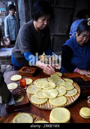 Bildnummer: 54445045 Datum: 19.09.2010 Copyright: imago/Xinhua (100920) -- PINGYAO, 20. September 2010 (Xinhua) -- Herstellung traditioneller Mondkuchen in der antiken Stadt Pingyao, nordchinesische Provinz Shanxi, 19. September 2010. Die Mondkuchen aus Mehl, Sojabohnenöl, Sesam und Zucker sind beliebt beim chinesischen traditionellen Mid-Autumn Festival, das am 15. Tag des achten Monats des chinesischen Mondkalenders, dem 22. September dieses Jahres, stattfindet. (Xinhua/Yan Yan) (LB) CHINA-SHANXI-PINGYAO-HANDMADE MOON CAKE-MID-HERBSTFESTIVAL (CN) PUBLICATIONxNOTxINxCHN Gesellschaft Tradition Objek Stockfoto