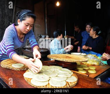 Bildnummer: 54445046 Datum: 19.09.2010 Copyright: imago/Xinhua (100920) -- PINGYAO, 20. September 2010 (Xinhua) -- Herstellung traditioneller Mondkuchen in der antiken Stadt Pingyao, nordchinesische Provinz Shanxi, 19. September 2010. Die Mondkuchen aus Mehl, Sojabohnenöl, Sesam und Zucker sind beliebt beim chinesischen traditionellen Mid-Autumn Festival, das am 15. Tag des achten Monats des chinesischen Mondkalenders, dem 22. September dieses Jahres, stattfindet. (Xinhua/Yan Yan) (LB) CHINA-SHANXI-PINGYAO-HANDMADE MOON CAKE-MID-HERBSTFESTIVAL (CN) PUBLICATIONxNOTxINxCHN Gesellschaft Tradition Objek Stockfoto