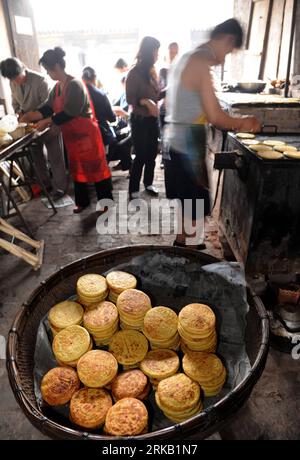 Bildnummer: 54445047 Datum: 19.09.2010 Copyright: imago/Xinhua (100920) -- PINGYAO, 20. September 2010 (Xinhua) -- Herstellung traditioneller Mondkuchen in der antiken Stadt Pingyao, nordchinesische Provinz Shanxi, 19. September 2010. Die Mondkuchen aus Mehl, Sojabohnenöl, Sesam und Zucker sind beliebt beim chinesischen traditionellen Mid-Autumn Festival, das am 15. Tag des achten Monats des chinesischen Mondkalenders, dem 22. September dieses Jahres, stattfindet. (Xinhua/Yan Yan) (LB) CHINA-SHANXI-PINGYAO-HANDMADE MOON CAKE-MID-HERBSTFESTIVAL (CN) PUBLICATIONxNOTxINxCHN Gesellschaft Tradition Objek Stockfoto