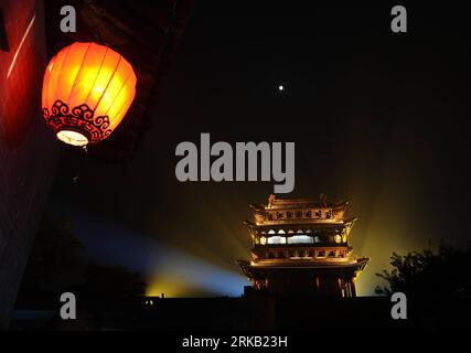 Bildnummer: 54446067 Datum: 20.09.2010 Copyright: imago/Xinhua (100921) -- PINGYAO, 21. September 2010 (Xinhua) -- das altehrwürdige Yingxun-Tor wird in Pingyao, der nordchinesischen Provinz Shanxi, beleuchtet, als die 10. Internationale Fotoausstellung Pingyao hier am 20. September 2010 zum zweiten Tag eröffnet wurde. Pingyao, eine antike Stadt mit einer Geschichte von über 2.700 Jahren, ist weltweit für die internationalen Fotofestivals bekannt, die hier in den letzten Jahren stattfinden. Pingyao, 616 Kilometer südwestlich von Peking, wurde von der UNESCO zum Weltkulturerbe erklärt, da es 1370 wiederaufgebaut wurde, als der größte Teil davon Stockfoto