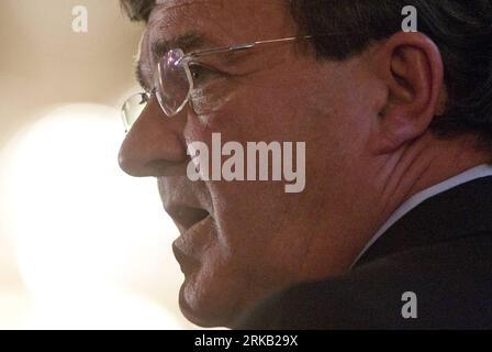 Bildnummer: 54449764  Datum: 21.09.2010  Copyright: imago/Xinhua Xinhua Photo, OTTAWA.: September 21, 2010 - Minister of Finance Jim Flaherty - Minister of Finance Jim Flaherty speaks to the Canadian Club of Ottawa during a lunch at the Chateau Laurier. (Xinhua/Pawel Dwulit) jim Flaherty PUBLICATIONxNOTxINxCHN People Politik Porträt kbdig xdp 2010 quer premiumd xint     Bildnummer 54449764 Date 21 09 2010 Copyright Imago XINHUA XINHUA Photo Ottawa September 21 2010 Ministers of Finance Jim Flaherty Ministers of Finance Jim Flaherty Speaks to The Canadian Club of Ottawa during a Lunch AT The Ch Stockfoto