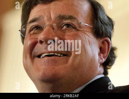 Bildnummer: 54449765  Datum: 21.09.2010  Copyright: imago/Xinhua Xinhua Photo, OTTAWA.: September 21, 2010 - Minister of Finance Jim Flaherty - Minister of Finance Jim Flaherty smiles as he speaks to the Canadian Club of Ottawa during a lunch at the Chateau Laurier. (Xinhua/Pawel Dwulit) jim Flaherty PUBLICATIONxNOTxINxCHN People Politik Porträt kbdig xdp 2010 quer premiumd xint     Bildnummer 54449765 Date 21 09 2010 Copyright Imago XINHUA XINHUA Photo Ottawa September 21 2010 Ministers of Finance Jim Flaherty Ministers of Finance Jim Flaherty Smiles As he Speaks to The Canadian Club of Ottaw Stockfoto