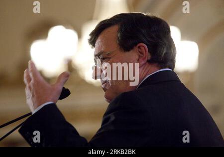Bildnummer: 54449766 Datum: 21.09.2010 Copyright: imago/Xinhua Xinhua Photo, OTTAWA.: 21. September 2010 - Finanzminister Jim Flaherty - Finanzminister Jim Flaherty spricht mit dem kanadischen Club von Ottawa während eines Mittagessens im Chateau Laurier. (Xinhua/Pawel Dwulit) jim Flaherty PUBLICATIONxNOTxINxCHN People Politik Porträt kbdig xdp 2010 quer Premiere xint Bildnummer 54449766 Datum 21 09 2010 Copyright Imago XINHUA XINHUA Foto Ottawa 21. September 2010 Finanzminister Jim Flaherty Finanzminister Jim Flaherty spricht mit dem kanadischen Club of O Stockfoto