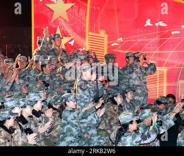 Bildnummer: 54460569 Datum: 22.09.2010 Copyright: imago/Xinhua (100923) -- MATYBULAK RANGE (KASACHSTAN), 23. September 2010 (Xinhua) -- chinesische Soldaten jubeln für die Vorstellung im Lager in Matybulak Range, Kasachstan, 22. September 2010. Chinesische Soldaten und Offiziere, die an der gemeinsamen Anti-Terror-Übung der Friedensmission 2010 in Kasachstan teilnahmen, hatten hier am Mittwoch ein Treffen, um das Mid-Autumn Festival zu feiern, ein traditioneller chinesischer Feiertag, der aus der Anbetung des Mondes stammt. (Xinhua/Wang Jianmin) (wjd) KASACHSTAN-SCO-MILITÄRISCHE ÜBUNG-MITTE-HERBST-FESTIVAL PUBLICATIONxNOTxINxCHN Gesellscha Stockfoto