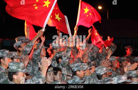 Bildnummer: 54460566 Datum: 22.09.2010 Copyright: imago/Xinhua (100923) -- MATYBULAK RANGE (KASACHSTAN), 23. September 2010 (Xinhua) -- chinesische Soldaten jubeln für die Vorstellung im Lager in Matybulak Range, Kasachstan, 22. September 2010. Chinesische Soldaten und Offiziere, die an der gemeinsamen Anti-Terror-Übung der Friedensmission 2010 in Kasachstan teilnahmen, hatten hier am Mittwoch ein Treffen, um das Mid-Autumn Festival zu feiern, ein traditioneller chinesischer Feiertag, der aus der Anbetung des Mondes stammt. (Xinhua/Wang Jianmin) (wjd) KASACHSTAN-SCO-MILITÄRISCHE ÜBUNG-MITTE-HERBST-FESTIVAL PUBLICATIONxNOTxINxCHN Gesellscha Stockfoto