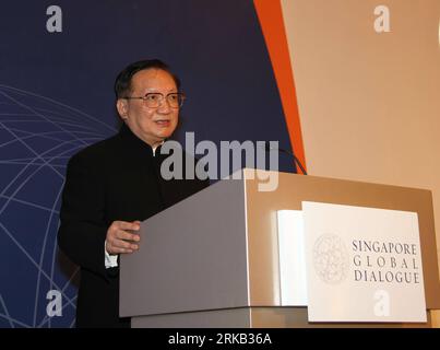 Bildnummer: 54462620  Datum: 24.09.2010  Copyright: imago/Xinhua (100924) -- SINGAPORE, Sept. 24, 2010 (Xinhua) -- Former Chinese State Councilor Tang Jiaxuan delivers an opening keynote speech at the inaugural Singapore Global dialogue organized by the S Rajaratnam School for International Studies in Singapore Sept. 24, 2010. Tang Jiaxuan said here Friday that it serves the common interests of China, ASEAN and countries in the region to maintain peace and stability of the South China Sea, prevent the widening and complication of the issue, and avoid regional conflict and tension. (Xinhua/Gao Stock Photo