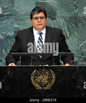 (100923) -- NEW YORK, 23. September 2010 (Xinhua) -- der peruanische Präsident Alan Garcia spricht an die allgemeine Debatte der 65. Tagung der UN-Generalversammlung in New York, USA, 23. September 2010. (Xinhua/Shen Hong) (zw) ALLGEMEINE AUSSPRACHE der GENERALVERSAMMLUNG der Vereinten Nationen PUBLICATIONxNOTxINxCHN Stockfoto