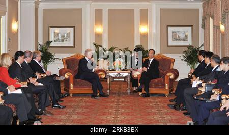 Bildnummer: 54462653  Datum: 23.09.2010  Copyright: imago/Xinhua (100923) -- NEW YORK, Sept. 23, 2010 (Xinhua) -- Chinese Premier Wen Jiabao (R, center) meets with former U.S. President Bill Clinton (L, center) in New York, the United States, Sept. 23, 2010. (Xinhua/Zhang Jun) (dx) U.S.-NEW YORK-WEN JIABAO-BILL CLINTON-MEETING PUBLICATIONxNOTxINxCHN People Politik UNO Vollversammlung kbdig xmk 2010 quer premiumd xint     Bildnummer 54462653 Date 23 09 2010 Copyright Imago XINHUA  New York Sept 23 2010 XINHUA Chinese Premier Wen Jiabao r Center Meets With Former U S President Bill Clinton admin Stock Photo