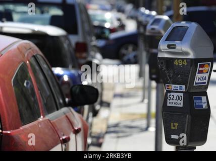 Bildnummer: 54464443  Datum: 24.09.2010  Copyright: imago/Xinhua (100925) -- LOS ANGELES, Sept. 25, 2010 (Xinhua) -- A newly converted roadside parking timer with solar battery is seen on Central Ave. in Los Angeles, Sept. 24, 2010. (Xinhua/Qi Heng) (zx) U.S.-LOS ANGELES-PARKING-SOLAR ENERGY PUBLICATIONxNOTxINxCHN Gesellschaft Verkehr Strasse USA Parkuhr Solarzellen Solarbetrieb kbdig xng 2010 quer premiumd xint     Bildnummer 54464443 Date 24 09 2010 Copyright Imago XINHUA  Los Angeles Sept 25 2010 XINHUA a newly Converted Roadside Parking Timers With Solar Battery IS Lakes ON Central AVE in Stock Photo