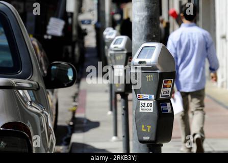 Bildnummer: 54464444 Datum: 24.09.2010 Copyright: imago/Xinhua (100925) -- LOS ANGELES, 25. September 2010 (Xinhua) -- Ein neu umgebauter Parktimer mit Solarbatterie wird auf der 1st Street in Los Angeles, 24. September 2010 gesehen. (Xinhua/Qi Heng) (zx) U.S.-LOS ANGELES-PARKING-SOLAR ENERGY PUBLICATIONxNOTxINxCHN Gesellschaft Verkehr Strasse USA PARKUHR Solarzellen Solarbetrieb kbdig xng 2010 quer Premiumd xint Bildnummer 54464444 Datum 24 09 2010 Copyright Imago XINHUA Los Angeles Sept 25 2010 XINHUA ein neu umgebauter Roadside Parking Timers mit Solarbatterie IST Lakes ON the 1st Stree Stockfoto