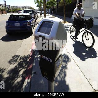 Bildnummer: 54464442 Datum: 24.09.2010 Copyright: imago/Xinhua (100925) -- LOS ANGELES, 25. September 2010 (Xinhua) -- Ein neu umgebauter Parktimer mit Solarbatterie ist auf der Central Ave. In Los Angeles, 24. September 2010 zu sehen. (Xinhua/Qi Heng) (zx) U.S.-LOS ANGELES-PARKING-SOLAR ENERGY PUBLICATIONxNOTxINxCHN Gesellschaft Verkehr Strasse USA Parkuhr Solarzellen Solarbetrieb kbdig xng 2010 Quadrat Premiumpremiere xint o0 Objekte Bildnummer 54464442 Datum 24 09 2010 Copyright Imago XINHUA Los Angeles September 25 2010 XINHUA ein neu umgebauter Roadside Parking Timers ON Solar Battery Stockfoto