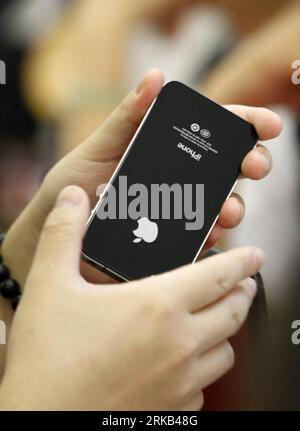 Bildnummer: 54464952 Datum: 25.09.2010 Copyright: imago/Xinhua (100925) -- NANJING, 25. September 2010 (Xinhua) -- Ein Kunde versucht ein iPhone 4 in einem Geschäft in Nanjing, Hauptstadt der ostchinesischen Provinz Jiangsu, 25. September 2010. Apple Inc. Begann am Samstag, sein iPhone 4 auf dem chinesischen Festland zu verkaufen. (Xinhua/Dong Jinlin) (hdt) CHINA-IPHONE 4-SALES (CN) PUBLICATIONxNOTxINxCHN Wirtschaft Verkauf Start Verkaufsstart iPhone kbdig xng 2010 hoch Bildnummer 54464952 Datum 25 09 2010 Copyright Imago XINHUA Nanjing Sept 25 2010 XINHUA A Kunde versucht iPhone 4 in einem Geschäft in Nanjing Hauptstadt Ost Stockfoto