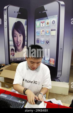 Bildnummer: 54464951 Datum: 25.09.2010 Copyright: imago/Xinhua (100925) -- NANJING, 25. September 2010 (Xinhua) -- Ein Mitarbeiter überprüft ein iPhone 4 in einem Geschäft in Nanjing, Hauptstadt der ostchinesischen Provinz Jiangsu, 25. September 2010. Apple Inc. Begann am Samstag, sein iPhone 4 auf dem chinesischen Festland zu verkaufen. (Xinhua/Dong Jinlin) (hdt) CHINA-IPHONE 4-SALES (CN) PUBLICATIONxNOTxINxCHN Wirtschaft Verkauf Start Verkaufsstart iPhone kbdig xng 2010 hoch Bildnummer 54464951 Datum 25 09 2010 Copyright Imago XINHUA Nanjing Sept 25 2010 XINHUA A Mitarbeiter prüft auf iPhone 4 für einen Kunden Stockfoto