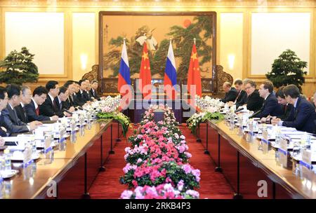 Bildnummer: 54467860 Datum: 27.09.2010 Copyright: imago/Xinhua (100927) -- PEKING, 27. September 2010 (Xinhua) -- der chinesische Präsident Hu Jintao (5., links) hält Gespräche mit dem russischen Präsidenten Dmitri Medwedew (3., rechts) in Peking, der Hauptstadt Chinas, 27. September 2010. (Xinhua/Xie Huanchi) (xzj) CHINA-PEKING-RUSSISCHE PRÄSIDENTENTREFFEN (CN) PUBLICATIONxNOTxINxCHN People Politik kbdig xkg 2010 quer Bildnummer 54467860 Datum 27 09 2010 Copyright Imago XINHUA Peking Sept 27 2010 XINHUA chinesischer Präsident HU Jintao 5th Left führt Gespräche mit dem russischen Präsidenten Dmitri Medwedew 3rd Right in Beijing Capit Stockfoto