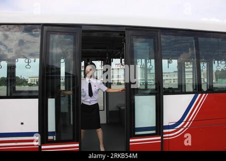 Bildnummer: 54474963 Datum: 09.08.2010 Copyright: imago/Xinhua (100927) -- PEKING, 27. Sept. 2010 (Xinhua) -- Aktenfoto vom 9. August 2010 zeigt einen Mitarbeiter, der auf Passagiere wartet, die an Bord des Fährbus am Flughafen in Pjöngjang, der Hauptstadt der Demokratischen Volksrepublik Korea (DVRK), steigen. (Xinhua/Liu Yu) (gj) DPRK-DAILY LIFE PUBLICATIONxNOTxINxCHN Reisen Korea Nordkorea kbdig xub 2010 quer premiumxint o0 ÖPNV, Shuttlebus, Flughafen Bildnummer 54474963 Datum 09 08 2010 Copyright Imago XINHUA Beijing Sept. 27 2010 XINHUA Datei Foto aufgenommen AM 9. August 2010 zeigt einen Mitarbeiter W Stockfoto