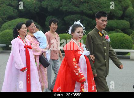 Bildnummer: 54474965 Datum: 10.08.2010 Copyright: imago/Xinhua (100927) -- PEKING, 27. September 2010 (Xinhua) -- Dateifoto vom 10. August 2010 zeigt ein neues Paar in Pjöngjang, der Hauptstadt der Demokratischen Volksrepublik Korea (DVRK). (Xinhua/Liu Yu) (gj) DVRK-DAILY LIFE PUBLICATIONxNOTxINxCHN Reisen Korea Nordkorea kbdig xub 2010 quer Premiumversion xint o0 Familie, Land, Leute Bildnummer 54474965 Datum 10 08 2010 Copyright Imago XINHUA Beijing Sept 27 2010 XINHUA Datei Foto aufgenommen AM 10. August 2010 zeigt ein neues PAAR in Pjöngjang Hauptstadt der Demokratischen Prominenten S Republik Korea DVRK Stockfoto