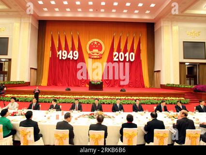 Bildnummer: 54494500 Datum: 29.09.2010 Copyright: imago/Xinhua (100929) -- PEKING, 29. September 2010 (Xinhua) -- Jia Qinglin (6. R), Xi Jinping (5. R) und Li Keqiang (7. R), alle Mitglieder des Ständigen Ausschusses des Politischen Büros der Kommunistischen Partei Chinas (CPC), nehmen Sie an einem Empfang mit Gästen Teil, darunter Vertreter von Chinesen aus Übersee und Landsleuten aus Hongkong, Macao und Taiwan, in Peking, der Hauptstadt Chinas, im September 29, 2010, anlässlich des 61. Jahrestages der Gründung von New China, der am 1. Oktober stattfindet. (Xinhua/Ding Lin) (zhs) CHINA-PEKING-EMPFANG- Stockfoto