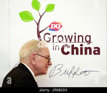 100930 -- BEIJING, Sept. 30, 2010 Xinhua -- U.S. billionaire investor and Berkshire Hathaway CEO Warren Buffett signs an autograph at a new Dairy Queen store in Beijing, capital of China, Sept. 30, 2010. International Dairy Queen Inc is owned by Berkshire Hathaway. Xinhua/Ren Zhenglai wyo CHINA-BEIJING-BUFFETT-GATES-DQ NEW STORE CN PUBLICATIONxNOTxINxCHN Stock Photo