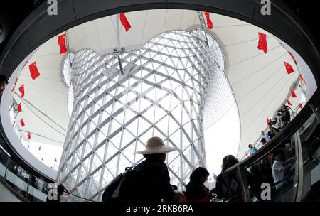 Bildnummer: 54499927 Datum: 01.10.2010 Copyright: imago/Xinhua (101001) -- SHANGHAI, 1. Oktober 2010 (Xinhua) -- die chinesischen Nationalflaggen fliegen über das Sun Valley im World Expo Park in Shanghai, Ostchina, 1. Oktober 2010. Anlässlich des China National Pavilion Day am Freitag, dem 61. Jahrestag der Gründung der Volksrepublik China, wird im World Expo Park eine Reihe von Aktivitäten stattfinden. (Xinhua/Wang Jianhua) (zgp) EXPO-SHANGHAI-NATIONAL PAVILION DAY-CHINA (CN) PUBLICATIONxNOTxINxCHN Gesellschaft China Nationalfeiertag kbdig xsp 2010 quer o0 61 Jahrestag Gründung Fahne Stockfoto