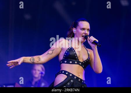 Paris, Frankreich. August 2023. Ebba Tove Elsa Nilsson, bekannt als Tove Lo, tritt während des Live-Konzerts auf der Bühne auf. Am ersten Tag der 20. Auflage des französischen Musikfestivals Rock en seine nahmen etwa 40.000 Personen am Konzert der amerikanischen Künstlerin Billie Eilish in der Domaine National de Saint-Cloud Teil. (Foto: Telmo Pinto/SOPA Images/SIPA USA) Credit: SIPA USA/Alamy Live News Stockfoto