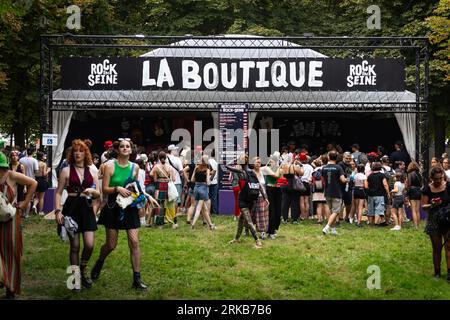 Paris, Frankreich. August 2023. Besucher, die während des Live-Konzerts zu sehen sind. Am ersten Tag der 20. Auflage des französischen Musikfestivals Rock en seine nahmen etwa 40.000 Personen am Konzert der amerikanischen Künstlerin Billie Eilish in der Domaine National de Saint-Cloud Teil. (Foto: Telmo Pinto/SOPA Images/SIPA USA) Credit: SIPA USA/Alamy Live News Stockfoto