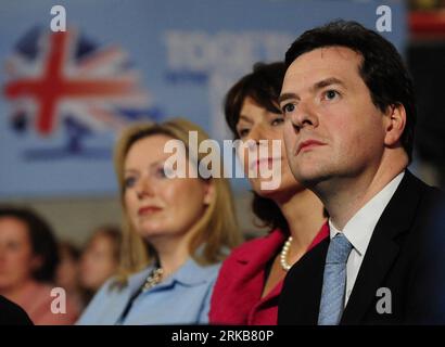 Bildnummer: 54509246 Datum: 03.10.2010 Copyright: imago/Xinhua (101003) -- BIRMINGHAM, 3. Oktober 2010 (Xinhua) -- der britische Schatzkanzler George Osborne (R) nimmt am 3. Oktober 2010 an der Eröffnung der Konferenz der Konservativen Partei im International Conference Centre in Birmingham (Großbritannien) Teil. Die britische Konservative Partei hält ihre jährliche Konferenz in Birmingham ab, das erste Mal seit der Parteivorsitzende David Cameron Premierminister wurde, nachdem er eine Koalitionsregierung mit den Liberaldemokraten gebildet hatte, nachdem er die Parlamentswahlen im Mai gewonnen hatte. (Xinhua/Zeng Yi) (zw) GROSSBRITANNIEN-BIRMINGHAM-C Stockfoto