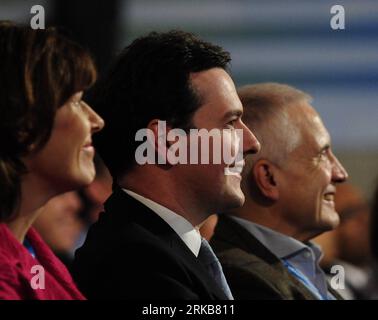 Bildnummer: 54509244 Datum: 03.10.2010 Copyright: imago/Xinhua (101003) -- BIRMINGHAM, 3. Oktober 2010 (Xinhua) -- der britische Schatzkanzler George Osborne (C) nimmt am 3. Oktober 2010 an der Eröffnung der Konferenz der Konservativen Partei im International Conference Centre in Birmingham (Großbritannien) Teil. Die britische Konservative Partei hält ihre jährliche Konferenz in Birmingham ab, das erste Mal seit der Parteivorsitzende David Cameron Premierminister wurde, nachdem er eine Koalitionsregierung mit den Liberaldemokraten gebildet hatte, nachdem er die Parlamentswahlen im Mai gewonnen hatte. (Xinhua/Zeng Yi) (zw) GROSSBRITANNIEN-BIRMINGHAM-C Stockfoto