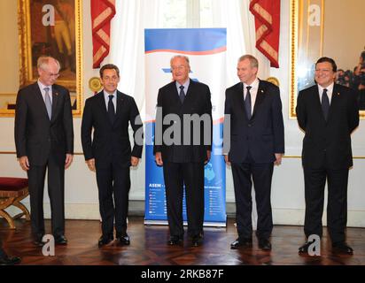 Bildnummer: 54510326 Datum: 04.10.2010 Copyright: imago/Xinhua (101005) -- BRÜSSEL, 5. Oktober 2010 (Xinhua) -- der französische Präsident Nicolas Sarkozy (2. L) wird vom belgischen König Albert II. (C), dem belgischen Premierminister Yves Leterme (2. R), dem Präsidenten des Europäischen Rates Herman Van Rompuy (1. L) begrüßt und Kommissionspräsident Jose Manuel Barroso vor der Eröffnungszeremonie des achten Asien-Europa-Treffens (ASEM) in Brüssel, Belgien, am 4. Oktober 2010. (Xinhua/Xie Huanchi) (hdt) BELGIEN-BRÜSSEL-ASEM-OPEN PUBLICATIONxNOTxINxCHN People Politik Asien Europa Gipfel kbdig xdp premiumd Stockfoto