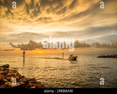 Sonnenuntergang über dem Gulf Intracoastal Waterway zum Golf von Mexiko vom Venice Jetty in Venice Florida USA Stockfoto