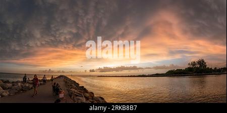 Sonnenuntergang über dem Gulf Intracoastal Waterway zum Golf von Mexiko vom Venice Jetty in Venice Florida USA Stockfoto