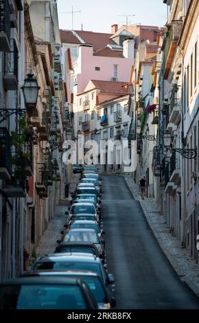 Sonntagabend auf der Rue Manual Bernardes im Stadtteil Principe Real in Lissabon, Portugal. Ein einsamer Mann, der in einer der engen Gassen der portugiesischen Hauptstadt bergauf geht. Stockfoto