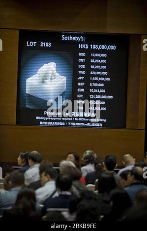 Bildnummer: 54518947 Datum: 07.10.2010 Copyright: imago/Xinhua (101007) -- HONGKONG, 7. Oktober 2010 (Xinhua) -- Foto aufgenommen am 7. Oktober 2010 zeigt die chinesische Keramik und Kunstwerke der Sothey in Hongkong, Südchina. Eine gelb gemahlene Famille-Rose-Doppel-Kürbis-Vase wurde für 252,66 Millionen HKD bei der Auktion verkauft, ein Weltrekord für chinesisches Porzellan. (Xinhua/Lui Siu Wai) (cxy) CHINA-HONG KONG-SOTHEBY S-AUKTION-WELTREKORD (CN) PUBLICATIONxNOTxINxCHN Gesellschaft Wirtschaft Auktion kbdig xcb 2010 hoch o0 Sothebys Bildnummer 54518947 Datum 07 10 2010 Cop Stockfoto