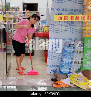 Bildnummer: 54518938 Datum: 08.10.2010 Copyright: imago/Xinhua (101008) -- HAIKOU, 8. Oktober 2010 (Xinhua) -- Eine Frau reinigt das Wasser in ihrem Lebensmittelladen nach starken Regenfällen in Haikou, Hauptstadt der südchinesischen Provinz Hainan, 8. Oktober 2010. Haikou erlebte acht Tage lang aufeinanderfolgende starke Niederschläge und die Niederschläge überschwemmten viele Straßen und Straßen. Die örtliche Wetterbehörde prognostizierte, dass der Regen bis zum 11. Oktober nicht aufhören wird. (Xinhua/Fu Yongtao) (xzj) CHINA-HAINAN-HAIKOU-FLOOD-ROADS (CN) PUBLICATIONxNOTxINxCHN Gesellschaft Wetter kbdig xcb 2010 quadrat o0 Überschwemmung Bildnum Stockfoto