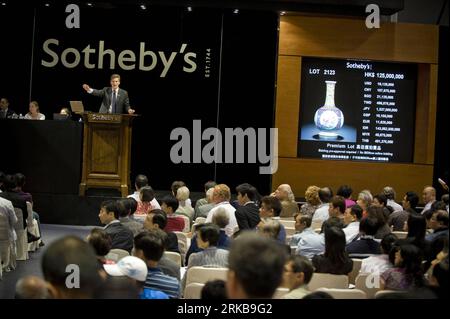 Bildnummer: 54518945  Datum: 07.10.2010  Copyright: imago/Xinhua (101007) -- HONG KONG, Oct. 7, 2010 (Xinhua) -- Photo taken on Oct.7, 2010 shows the Sotheby s Hong Kong Chinese Fine Ceramics and Works of Art Autumn Sales in Hong Kong, south China. A yellow-ground famille-rose double-gourd vase was sold for 252.66 million HKD at the auction, a world record for Chinese porcelain auctioned. (Xinhua/Lui Siu Wai) (cxy) CHINA-HONG KONG-SOTHEBY S-AUCTION-WORLD RECORD (CN) PUBLICATIONxNOTxINxCHN Gesellschaft Wirtschaft Auktion kbdig xcb 2010 quer  o0 Sothebys    Bildnummer 54518945 Date 07 10 2010 Co Stockfoto