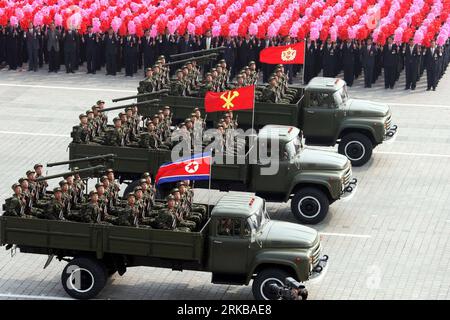 101010 -- PJÖNGJANG, 10. Oktober 2010 Xinhua -- Soldaten besuchen eine Parade in Pjöngjang, Hauptstadt der Demokratischen Volksrepublik Korea, 10. Oktober 2010. Die DVRK hielt am Sonntag eine große Militärparade ab, um den 65. Jahrestag der Gründung der Arbeiterpartei der koreanischen WPK zu feiern. Xinhua/Yao Dawei zcq DVRK-PJÖNGJANG-PARADE PUBLICATIONxNOTxINxCHN Stockfoto