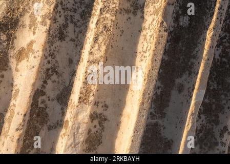 Eine geriffelte Säule in den Ruinen der antiken Stadt Ephesus. Nahansicht. Selcuk, Izmir, Türkei Stockfoto