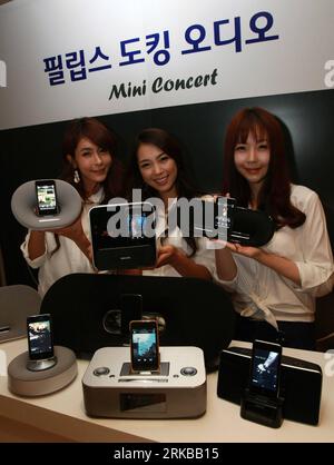 Bildnummer: 54526043  Datum: 11.10.2010  Copyright: imago/Xinhua (101011) -- SEOUL, Oct. 11, 2010 (Xinhua) -- Models of the Philips pose with the company s new Docking Audios for Apple smart phone and iPod during a news conference in Seoul, capital of South Korea, on October 11. 2010. the Philips new Docking Audios will go on sale in November in South Korea. (Xinhua/Park Jin-hee) (lyi) SOUTH KOREA-SEOUL-PHILIPS-DOCKING AUDIOS PUBLICATIONxNOTxINxCHN Wirtschaft Technik  kbdig xdp premiumd 2010 hoch o0 Dockingstation Station Präsentation    Bildnummer 54526043 Date 11 10 2010 Copyright Imago XINH Stockfoto