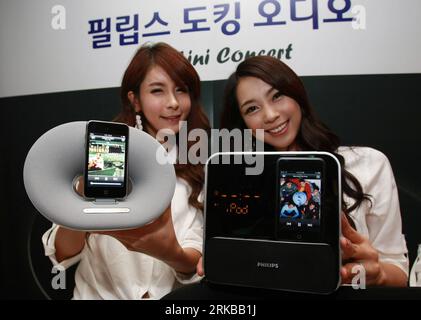 Bildnummer: 54526044  Datum: 11.10.2010  Copyright: imago/Xinhua (101011) -- SEOUL, Oct. 11, 2010 (Xinhua) -- Models of the Philips pose with the company s new Docking Audios for Apple smart phone and iPod during a news conference in Seoul, capital of South Korea, on October 11. 2010. the Philips new Docking Audios will go on sale in November in South Korea. (Xinhua/Park Jin-hee) (lyi) SOUTH KOREA-SEOUL-PHILIPS-DOCKING AUDIOS PUBLICATIONxNOTxINxCHN Wirtschaft Technik  kbdig xdp premiumd 2010 quer o0 Dockingstation Station Präsentation    Bildnummer 54526044 Date 11 10 2010 Copyright Imago XINH Stockfoto