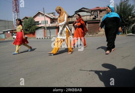 Bildnummer: 54529737  Datum: 12.10.2010  Copyright: imago/Xinhua (101012) -- SRINAGAR, Oct. 12, 2010 (Xinhua) -- A family walks past an Indian paramilitary soldier during a curfew in Srinagar, summer capital of Indian-controlled Kashmir on Oct. 12, 2010. Authorities clamped strict curfew in Muslim Majority areas of Indian-controlled Kashmir including Srinagar on Tuesday, to foil a protest march called by hardline separatist alliance - Hurriyat (Freedom) Conference.   Hundreds of policemen and India paramilitary Central Reserve Police Force (CRPF) personnel have been deployed along the streets Stock Photo