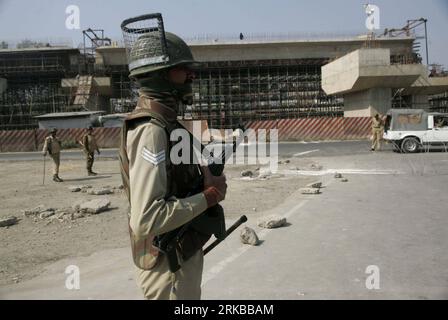 Bildnummer: 54529738  Datum: 12.10.2010  Copyright: imago/Xinhua (101012) -- SRINAGAR, Oct. 12, 2010 (Xinhua) -- An Indian paramilitary soldier stand guard during a curfew in Srinagar, summer capital of Indian-controlled Kashmir on Oct. 12, 2010. Authorities clamped strict curfew in Muslim Majority areas of Indian-controlled Kashmir including Srinagar on Tuesday, to foil a protest march called by hardline separatist alliance - Hurriyat (Freedom) Conference.   Hundreds of policemen and India paramilitary Central Reserve Police Force (CRPF) personnel have been deployed along the streets and road Stock Photo