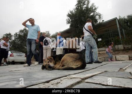 Bildnummer: 54532701  Datum: 13.10.2010  Copyright: imago/Xinhua (101013) -- ATHENS, Oct. 13, 2010 (Xinhua) -- Tourists wait at the closed entrance of the Acropolis hill in Athens on Oct. 13, 2010. Employees of the Greek Ministry of Culture protested against government s austerity measures on Wednesday, which led to the temporary closedown of the Acropolis hill.(Xinhua/Marios Lolos)(djj) GREECE-ATHENS-PROTEST-TOURISM PUBLICATIONxNOTxINxCHN Politik Wirtschaft Gesellschaft Arbeitswelten Protest Demo Entlassung Kulturministerium kbdig xub 2010 quer premiumd  o0 Streik, Tourismus, Akropolis, gesch Stock Photo