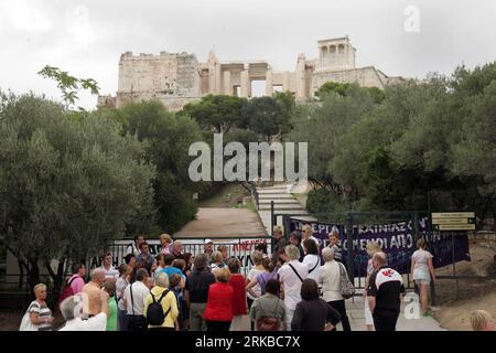 Bildnummer: 54532700 Datum: 13.10.2010 Copyright: imago/Xinhua (101013) -- ATHEN, 13. Oktober 2010 (Xinhua) -- Touristen warten am geschlossenen Eingang des Akropolis-Hügels in Athen am 13. Oktober 2010. Mitarbeiter des griechischen Kulturministeriums protestierten am Mittwoch gegen die Sparmaßnahmen der Regierung, die zur vorübergehenden Schließung des Akropolis-Hügels führten. (Xinhua/Marios Lolos)(djj) GRIECHENLAND-ATHEN-PROTEST-TOURISMUS PUBLICATIONxNOTxINxCHN Politik Gesellschaft Arbeitswelten Protest Demo Entlassung Kulturministerium kbdig xub 2010 quer premiumd o0 Streik, Tourismus, Akropolis, gesc Stockfoto