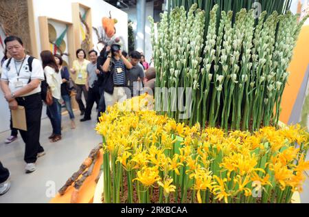 Bildnummer: 54534243 Datum: 13.10.2010 Copyright: imago/Xinhua (101013) -- TAIPEI, 13. Oktober 2010 (Xinhua) -- Touristen besuchen die Blume Zone des Pavilion of Future auf der 2010 Taipei International Flora Expo in Taipei, Südchinas Taiwan, 13. Oktober 2010. Die 15 Themenbereiche des Pavillons of Future wurden am Mittwoch zum ersten Mal für Besucher geöffnet. Durch den Einsatz fortschrittlicher Technologien stellte der Pavillon die zukünftige Umgebung dar, in der Mensch und Pflanzen harmonisch nebeneinander existieren. (Xinhua/Wu Ching-teng) (zgp) CHINA-TAIPEI-FLORA EXPO-PAVILION OF FUTURE-OPEN (CN) PUBLICATIONxNOTxINxCHN Gesellschaft Int Stockfoto