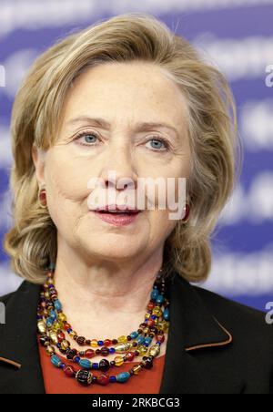 Bildnummer: 54536299 Datum: 14.10.2010 Copyright: imago/Xinhua BRUSSELS, 14. Oktober 2010 (Xinhua) -- US-Außenministerin Hillary Rodham Clinton beantwortet Fragen auf der Pressekonferenz, die nach ihrem Treffen mit Catherine Ashton, hohe Vertreterin der EU für Außen- und Sicherheitspolitik, im EU-Hauptquartier in Brüssel, Belgien, stattfand. am 14. Oktober 2010.(Xinhua/Thierry Monasse)(djj) BELGIUM-BRUSSELS-U.S.-CLINTON PUBLICATIONxNOTxINxCHN People Politik NATO Treffen Porträt kbdig xmk 2010 hoch premiumd Bildnummer 54536299 Datum 14 10 2010 Copyright Imago XINHUA Brussels OCT 14 2010 XINHUA Stockfoto