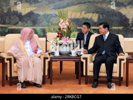 Bildnummer: 54536241  Datum: 14.10.2010  Copyright: imago/Xinhua BEIJING, Oct. 14, 2010 (Xinhua) -- Jia Qinglin (R), chairman of the National Committee of the Chinese People s Political Consultative Conference, talks with Abdullah Al-Turki (L), secretary-general of the Muslim World League in Beijing, capital of China, Oct. 14, 2010. Jia met with a delegation of the Muslim World League headed by Abdullah Al-Turki on Thursday. (Xinhua/Ma Zhancheng) (cxy) CHINA-BEIJING-JIA QINGLIN-MUSLIM WORLD LEAGUE-MEETING (CN) PUBLICATIONxNOTxINxCHN People Politik kbdig xmk 2010 quer    Bildnummer 54536241 Dat Stock Photo