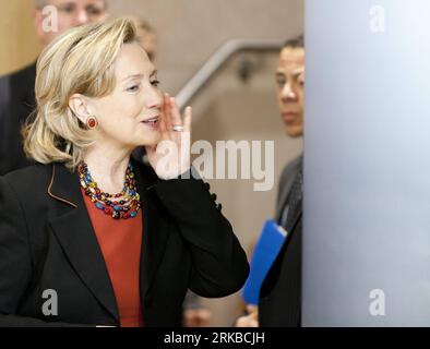 Bildnummer: 54536292  Datum: 14.10.2010  Copyright: imago/Xinhua BRUSSELS, Oct. 14, 2010 (Xinhua) -- U.S. Secretary of State Hillary Rodham Clinton checks her make-up before the press conference held after her meeting with Catherine Ashton, EU High Representative for Foreign Affairs and Security Policy, in the EU headquarters in Brussels, Belgium, on Oct. 14, 2010. (Xinhua/Thierry Monasse)(djj) BELGIUM-BRUSSELS-U.S.-CLINTON PUBLICATIONxNOTxINxCHN People Politik NATO Treffen kbdig xmk 2010 quer premiumd    Bildnummer 54536292 Date 14 10 2010 Copyright Imago XINHUA Brussels OCT 14 2010 XINHUA U Stock Photo