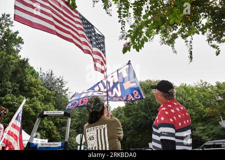 Atlanta, Vereinigte Staaten Von Amerika. August 2023. Trump-Unterstützer treffen sich vor dem Gefängnis von Fulton County in Atlanta, Georgia, wo er sich heute Nachmittag im Gefängnis ergeben soll und am Donnerstag, den 24. August 2023, zum ersten Mal seinen Becher schießen lassen wird. Kredit: Carlos Escalona/CNP/SIPA USA Kredit: SIPA USA/Alamy Live News Stockfoto