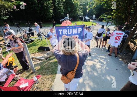 Atlanta, Vereinigte Staaten Von Amerika. August 2023. Trump-Unterstützer treffen sich vor dem Gefängnis von Fulton County in Atlanta, Georgia, wo er sich heute Nachmittag im Gefängnis ergeben soll und am Donnerstag, den 24. August 2023, zum ersten Mal seinen Becher schießen lassen wird. Kredit: Carlos Escalona/CNP/SIPA USA Kredit: SIPA USA/Alamy Live News Stockfoto