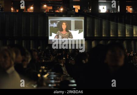 Bildnummer: 54539185  Datum: 15.10.2010  Copyright: imago/Xinhua (101015) -- ROME, Oct. 15, 2010 (Xinhua) -- Canadian singer Celine Dion delivers a speech via video after being appointed as new Goodwill Ambassador of the UN Food and Agriculture Organization (FAO) at the World Food Day Ceremony at FAO headquarters in Rome, capital of Italy, Oct. 15, 2010. FAO on Friday appointed Italian actor RaoulxBova, Canadian singer CelinexDion, Filipino singer LeaxSalonga and American actress SusanxSarandon as FAO s Goodwill Ambassadors to help in the global fight against hunger. (Xinhua/Wang Qingqin) (lr) Stock Photo